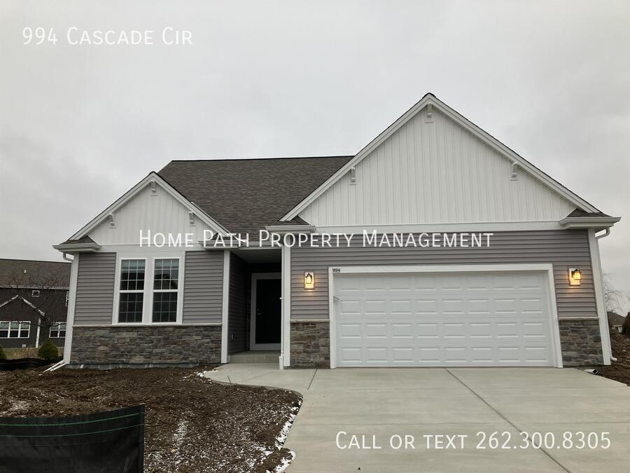 994 Cascade Cir in Hartford, WI - Building Photo