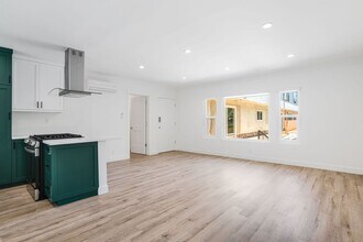 527 S Barrington Ave, Unit 09 in Los Angeles, CA - Building Photo - Building Photo