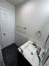 1211 Center Ln, Unit 4 in Los Banos, CA - Foto de edificio - Building Photo