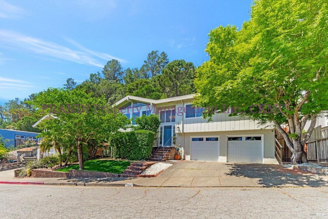 105 Graceland Dr in San Rafael, CA - Building Photo