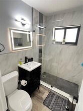 883 NE 39th St-Unit -885 in Oakland Park, FL - Building Photo - Building Photo