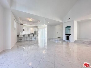 639 Huntley Dr in West Hollywood, CA - Building Photo - Building Photo