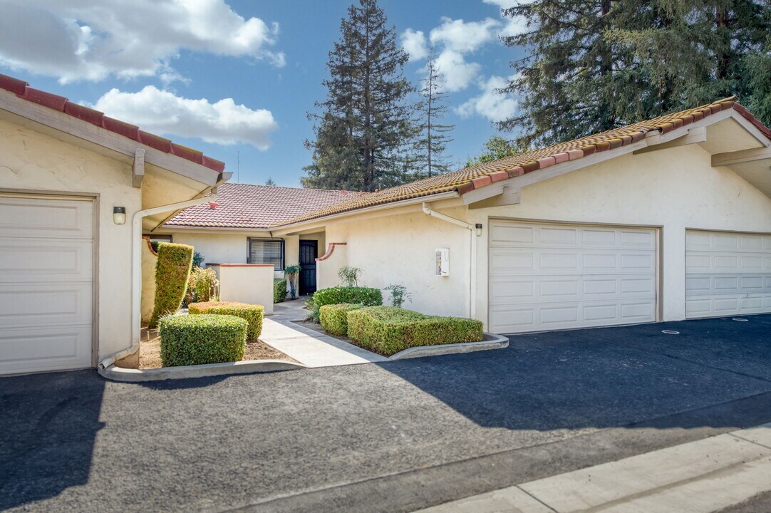 1538 W Herndon Ave in Fresno, CA - Foto de edificio