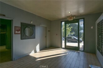 11925 Kling St, Unit 206 in Los Angeles, CA - Foto de edificio - Building Photo