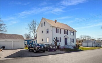147 Center Ave in Middletown, RI - Building Photo - Building Photo