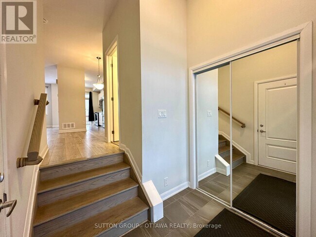 2032 Caltra Cres in Ottawa, ON - Building Photo - Building Photo