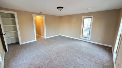502 E Vine St, Unit Upper in Mount Vernon, OH - Foto de edificio - Building Photo