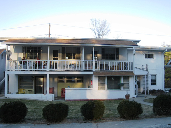 Building 2 in Flat Rock, NC - Foto de edificio