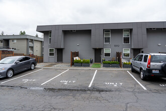 10108 NE 68th St in Kirkland, WA - Foto de edificio - Building Photo