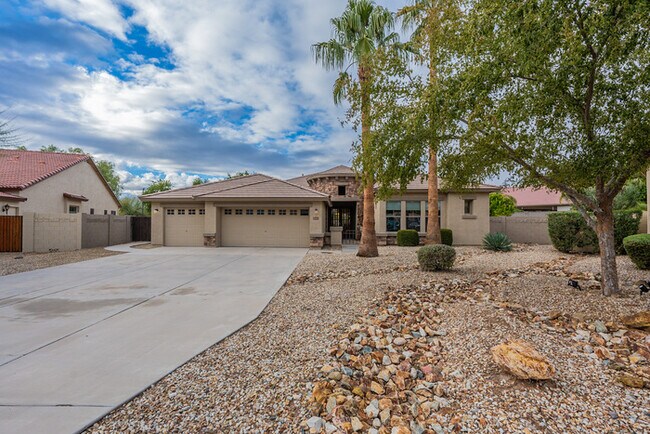 13354 W San Miguel Ave in Litchfield Park, AZ - Foto de edificio - Building Photo