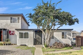 2094 Burroughs St in San Diego, CA - Building Photo - Building Photo