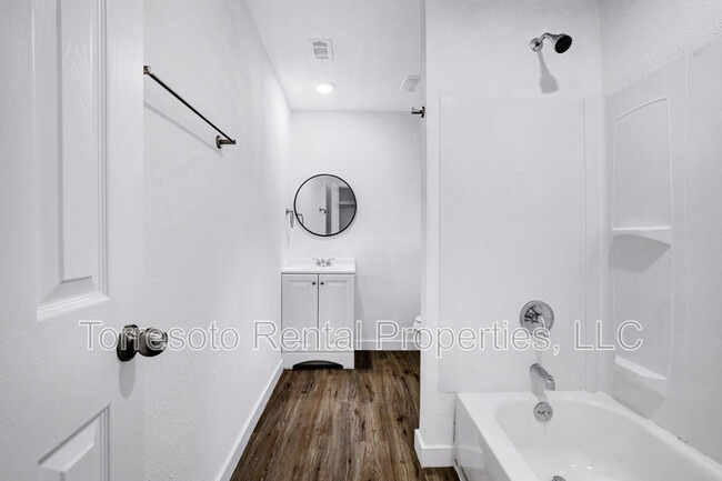 1920 Leal St in San Antonio, TX - Building Photo - Building Photo