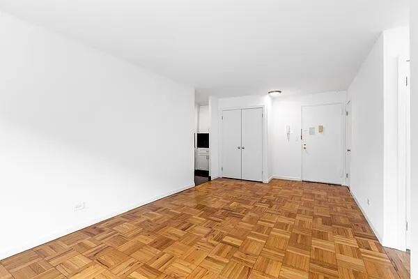 320 E 23rd St in New York, NY - Building Photo