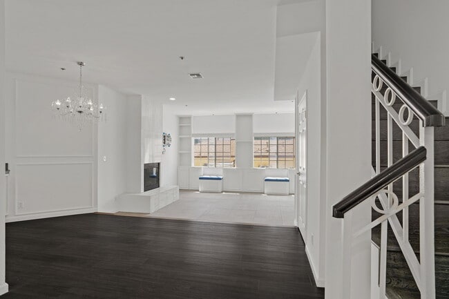 property at 850 N Poinsettia Pl