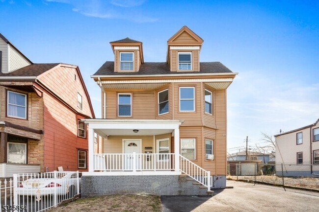 154 N 14th St, Unit 2 in East Orange, NJ - Building Photo - Building Photo