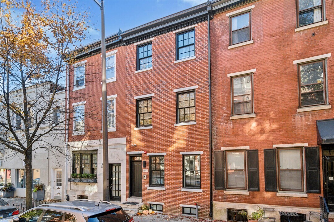 2006 Pine St in Philadelphia, PA - Building Photo
