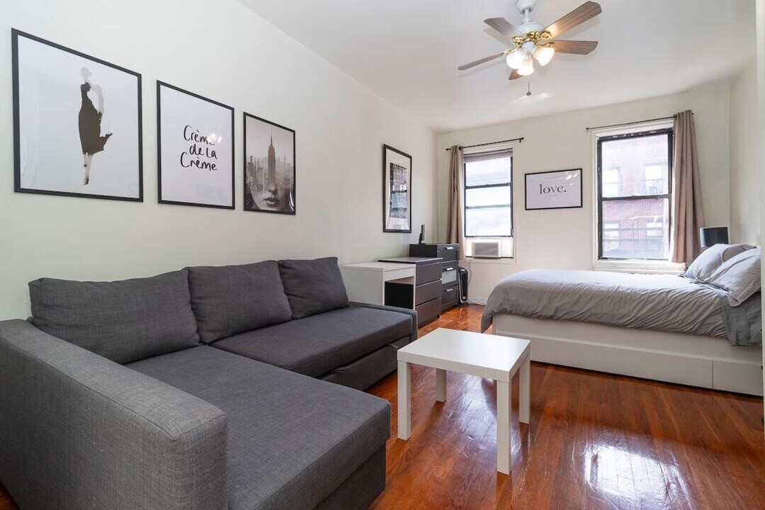 300 E 82nd St in New York, NY - Building Photo