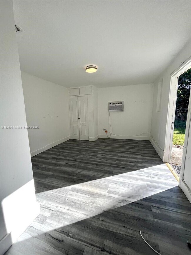 1648 NE 172nd St in North Miami Beach, FL - Building Photo - Building Photo