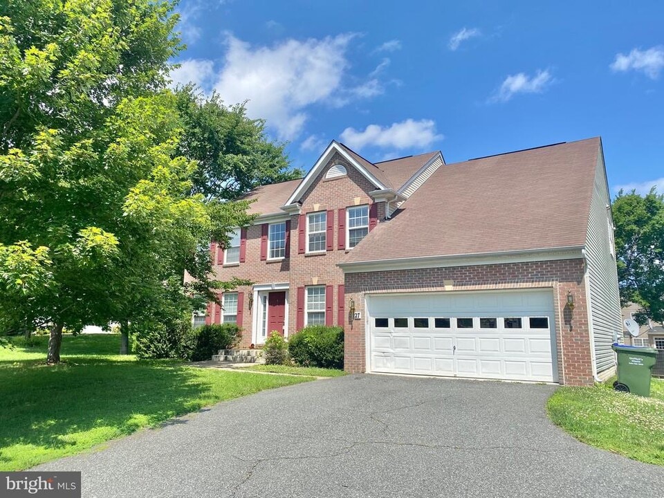27 St Charles Ct in Stafford, VA - Building Photo