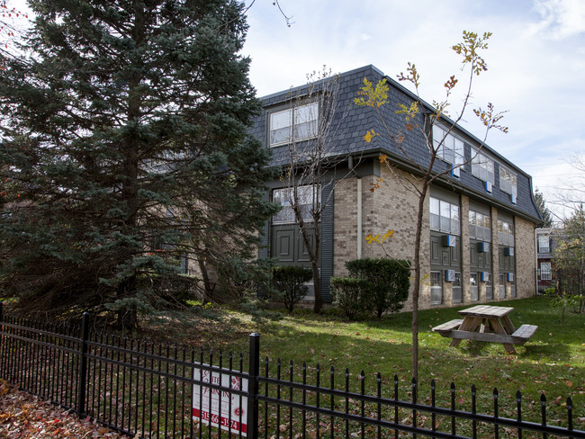 Twin Manor in Des Moines, IA - Foto de edificio - Building Photo