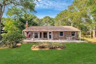 2 Fairview St in Westhampton, NY - Building Photo - Building Photo