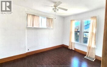 1068 Giles Blvd E in Windsor, ON - Building Photo - Building Photo