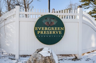 2410 Skyline Dr, Unit 11 in Lowell, MA - Building Photo