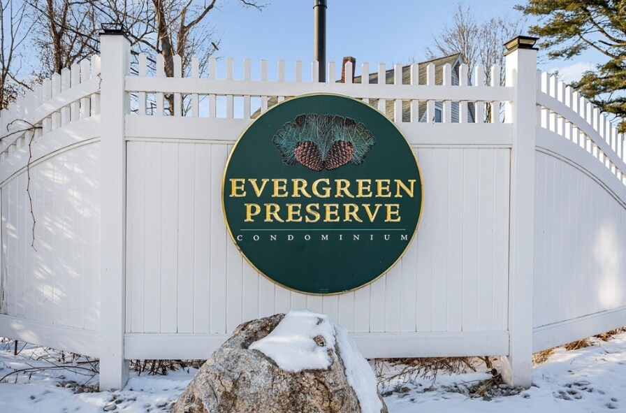 2410 Skyline Dr, Unit 11 in Lowell, MA - Foto de edificio