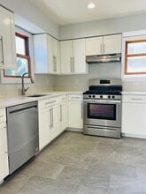 16 Oldwood Rd S in Port Washington, NY - Foto de edificio - Building Photo