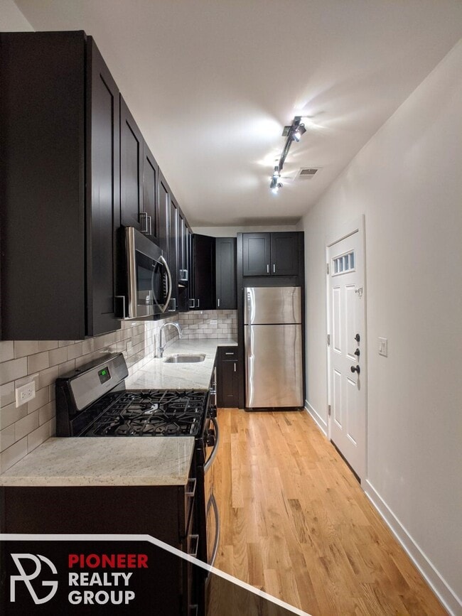 2211 W Eastwood Ave, Unit 3 in Chicago, IL - Building Photo - Building Photo