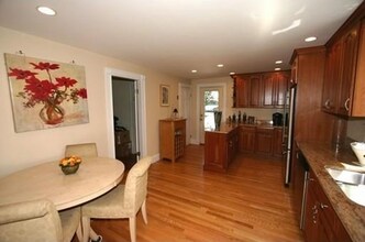 10 Greenleaf Ave, Unit 1 in Medford, MA - Foto de edificio - Building Photo