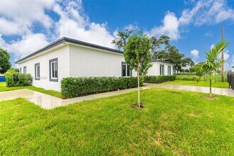 11870 SW 220th St in Miami, FL - Building Photo - Building Photo