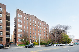 Co-Op Apartment Building in Flushing, NY - Building Photo - Building Photo