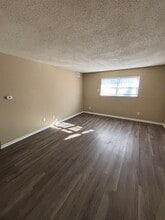 1033 S Brookside Ave in Independence, MO - Building Photo - Building Photo