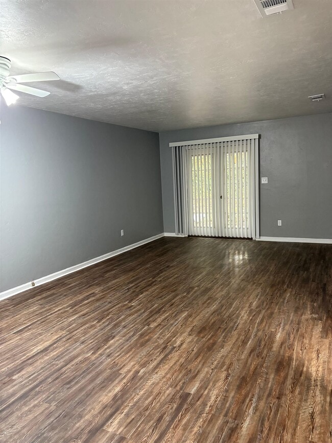 2049 Watson Way in Tallahassee, FL - Foto de edificio - Building Photo