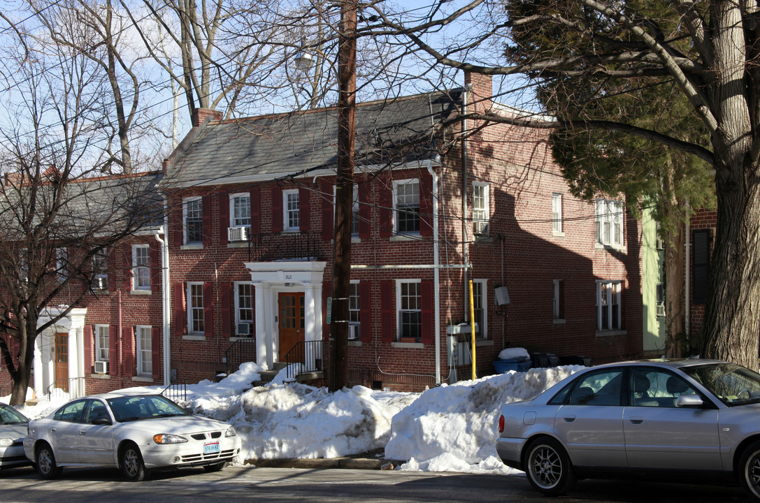 2621 39th St NW in Washington, DC - Building Photo