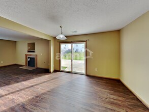 6909 Spring Bloom Dr in Canal Winchester, OH - Foto de edificio - Building Photo