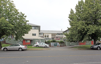 Catalina Apartments in Tacoma, WA - Building Photo - Building Photo