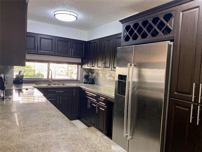 17011 N Bay Rd, Unit 304 in Sunny Isles Beach, FL - Foto de edificio - Building Photo