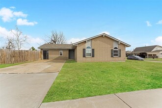 1061 NW 2nd St in Moore, OK - Building Photo - Building Photo