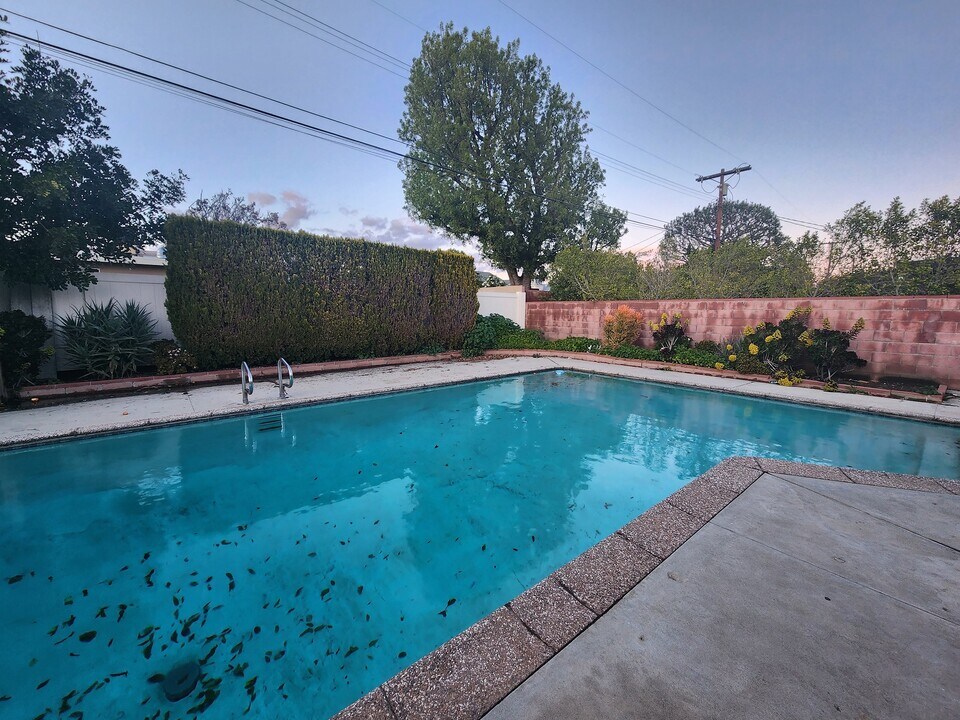 16029 Jersey St, Unit 16027 in Granada Hills, CA - Building Photo