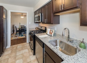 Carriage Club Apartments in Richmond, VA - Building Photo