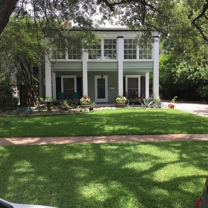 2403 Jarratt Ave in Austin, TX - Building Photo