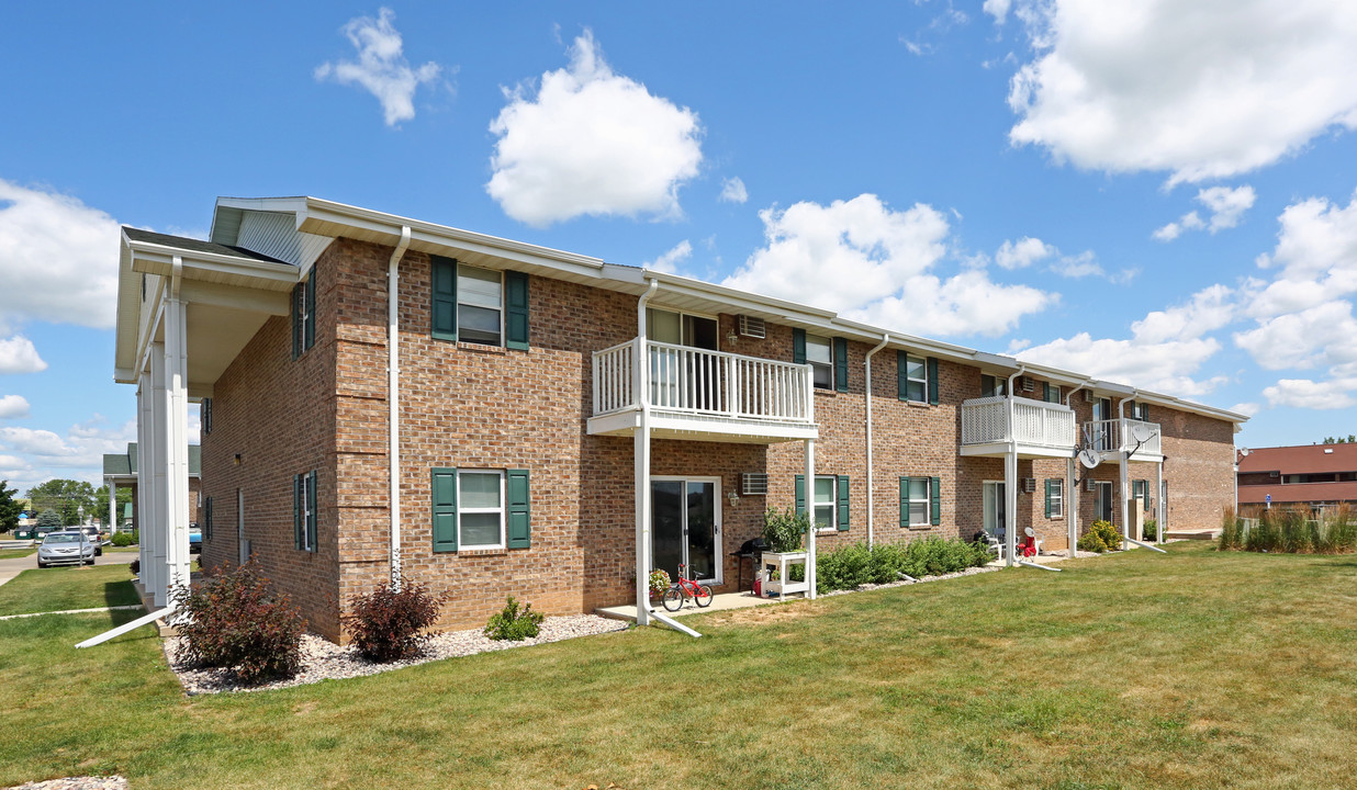 Colonial Court Apartments in Pulaski, WI - Building Photo