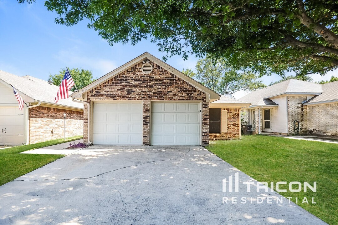 1637 Woodhall Way in Fort Worth, TX - Building Photo