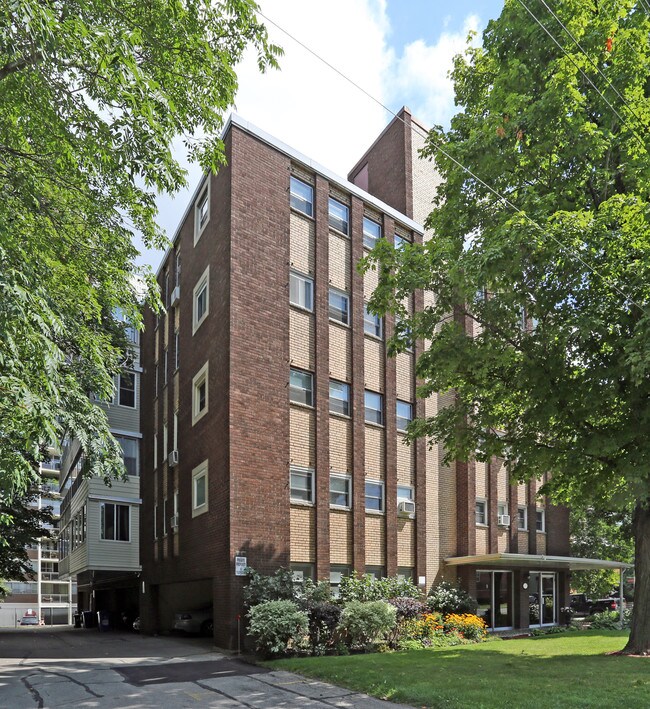 38 Charlton Ave W