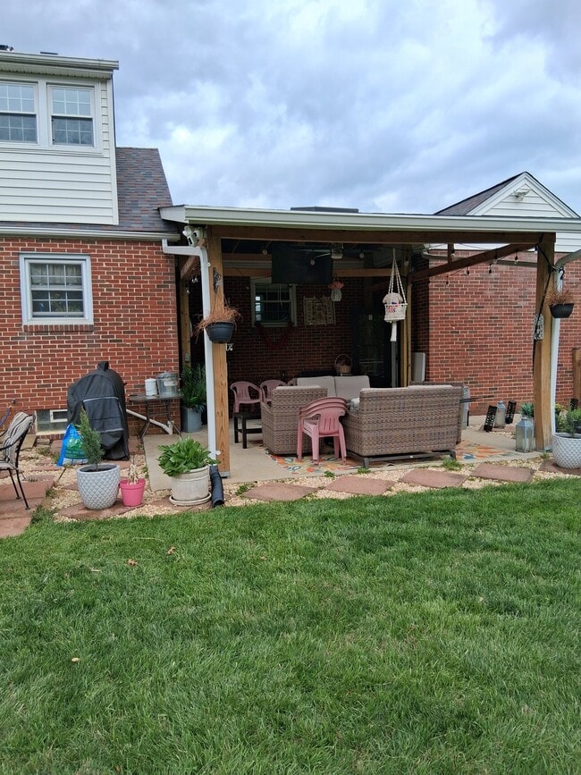 7012 Warfield Rd in Gaithersburg, MD - Foto de edificio - Building Photo