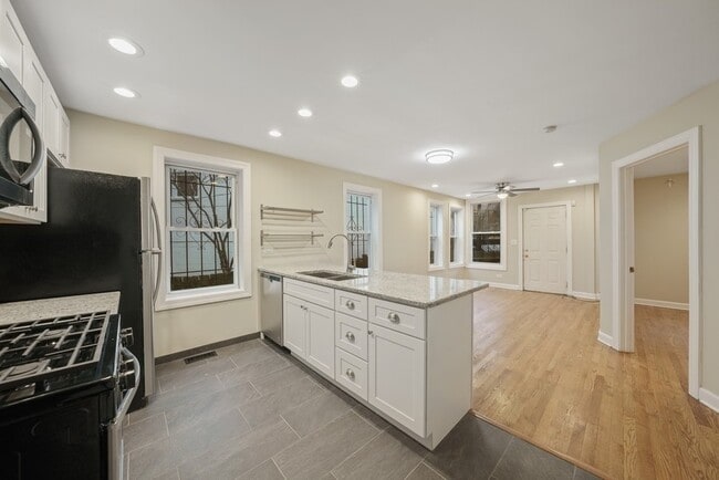 1548 N Honore St, Unit 1R