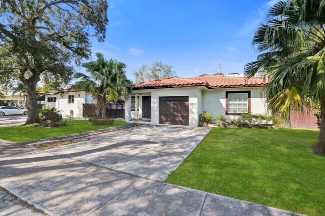 5721 SW 11th St in West Miami, FL - Building Photo - Building Photo