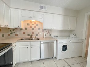 443 N Post Oak Ln in Houston, TX - Building Photo - Building Photo